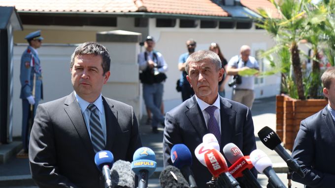 Premiér Andrej Babiš a předseda ČSSD Jan Hámáček po setkání v Lánech s prezidentem Milošem Zemanem.