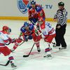 Hokejista Lva Praha Jiří Novotný a Zdeno Chára bojují po buly s Michailem Grabovským a Pavlem Dacjukem v utkání KHL proti CSKA Moskva.