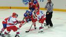 Hokejista Lva Praha Jiří Novotný a Zdeno Chára bojují po buly s Michailem Grabovským a Pavlem Dacjukem v utkání KHL proti CSKA Moskva.