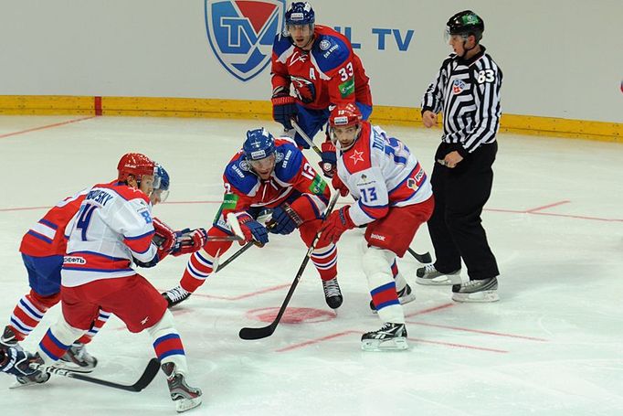 Hokejista Lva Praha Jiří Novotný a Zdeno Chára bojují po buly s Michailem Grabovským a Pavlem Dacjukem v utkání KHL proti CSKA Moskva.