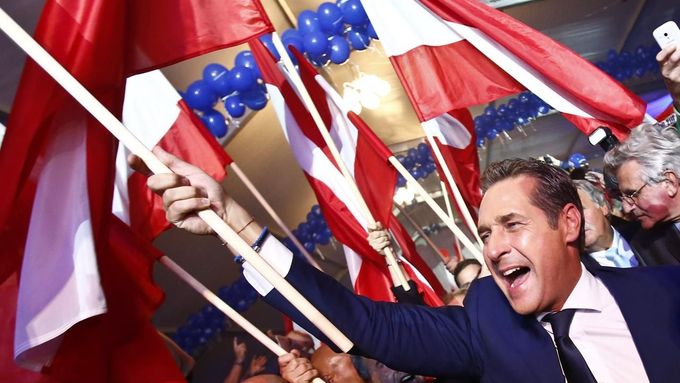 Šéf rakouských Svobodných (FPÖ) Heinz-Christian Strache slaví úspěch ve volbách.