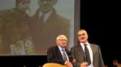 Sir Nicholas Winton a ministr zahraničí Karel Schwarzenberg. Šéf české diplomacie oznámil, že Wintona nominoval na Nobelovu cenu míru: "Neohrožená mise sira Nicholase nám nikdy nedá zapomenout, že souboj dobra se zlem bude trvat navěky," uvedl ministr ve svém proslovu.