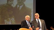 Sir Nicholas Winton a ministr zahraničí Karel Schwarzenberg. Šéf české diplomacie oznámil, že Wintona nominoval na Nobelovu cenu míru: "Neohrožená mise sira Nicholase nám nikdy nedá zapomenout, že souboj dobra se zlem bude trvat navěky," uvedl ministr ve svém proslovu.