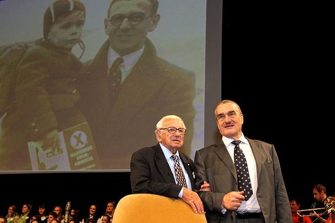 Sir Nicholas Winton a ministr zahraničí Karel Schwarzenberg. Šéf české diplomacie oznámil, že Wintona nominoval na Nobelovu cenu míru: "Neohrožená mise sira Nicholase nám nikdy nedá zapomenout, že souboj dobra se zlem bude trvat navěky," uvedl ministr ve svém proslovu.