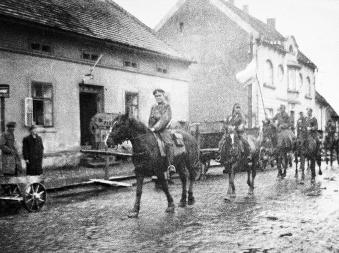 Řevnice, 6. května 1945. Příjezd kolony nákladních automobilů s příslušníky 1. pěšího pluku ROA na náměstí Victoria (dnes Krále Jiřího z Poděbrad).