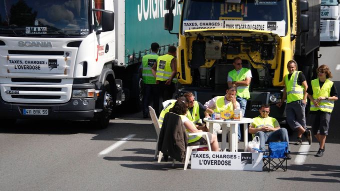 Stávka! Ve Francii od začátku roku stoupla cena motorové nafty o sedmnáct procent a silniční poplatky za tři roky vzrostly o čtvrtinu.