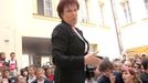 Ministryně Kuchtová připravila pro demonstranty občerstvení, přišlo jich však desetkrát víc, než čekala.