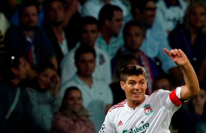 Steven Gerrard z Liverpoolu gestikuluje při utkání s Fiorentinou.