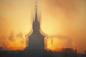 Foto: Smog dusí svět, některá města skoro nejsou vidět