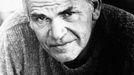 13. 10. - Dokument: Kundera prý udal antikomunistu, toho čekal lágr - Milan Kundera je světově známým spisovatelem, novátorem románového žánru, brilantním esejistou a... podle posledního vydání časopisu Respekt také udavačem. Podle týdeníku poslalo udání mladého Kundery na počátku padesátých let jeho vrstevníka Miroslava Dvořáčka na čtrnáct let do komunistických lágrů. Prokurátor původně navrhoval trest smrti.  Relevanci dokumentů v následujících dnech odmítli historici, sám Kundera prolomil mlčení a odmítl, že by měl s případem cokoli společného.  Další podrobnosti čtěte ve článku zde