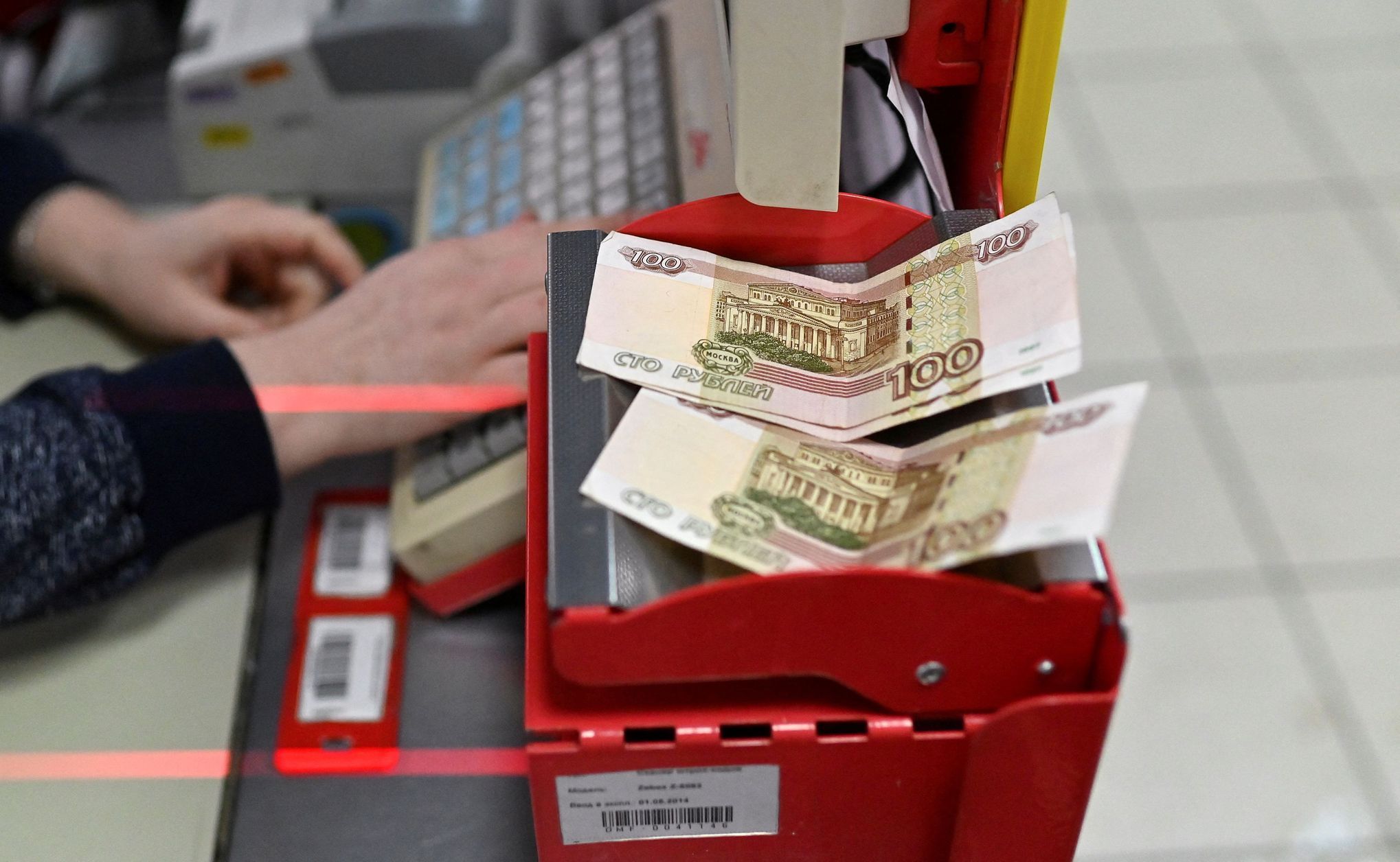 Storublové bankovky na kase v obchodě v sibiřském Omsku.