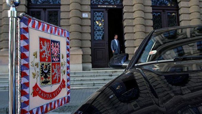 Limuzína s prezidentskou zástavou před budovou Ústavního soudu. Václav Klaus tu naposledy byl slavit 15. výročí této instituce.