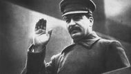 Stalin na vrcholu moci. Zachycen na fotografii kolem roku 1940. Stalin už měl v hlavě plány na využití napětí v Evropě. V tu dobu ale netušil, že už příští rok vtrhne Adolf Hitler do Sovětského svazu.