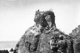 Američanům trvalo několik dní, než kopec dobyli. Získali ho až 8. března. Snímek ze stejného dne zachycuje Američany útočící na japonské ostřelovače na skále.
