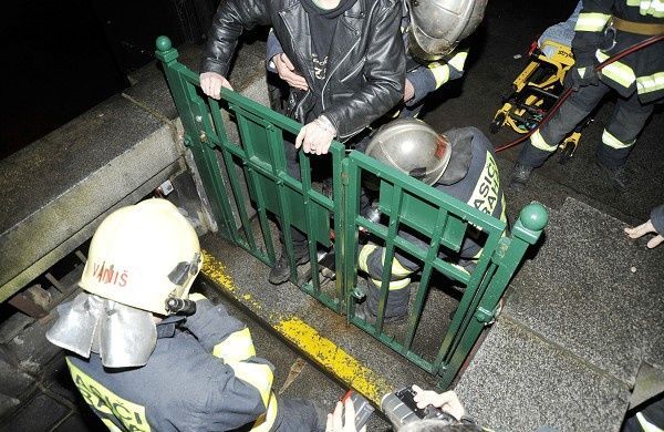 Hasiči vyprošťují muže, který si stoupnul na ocelový trn