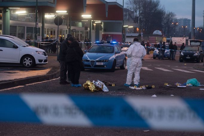 Policisté zajišťují místo, kde byl zastřelen Anis Amri.