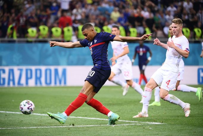 ME ve fotbale 2021, Francie - Švýcarsko: Kevin Mbappé v šanci v prodloužení.