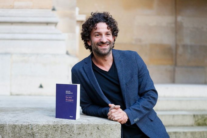 Miguel Bonnefoy pózuje se svým oceněným románem v pařížském sídle Institut de France, pod nějž spadá také Francouzská akademie.