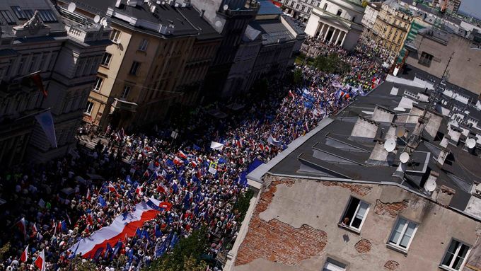 Protivládní demonstrace ve Varšavě, na kterou 7. května 2016 přišly desetitisíce lidí.