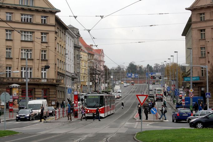 Vítězné náměstí
Vítězné náměstí se stane kritickým bodem, kde se schází Evropská třída s Jugoslávských Partyzánů,