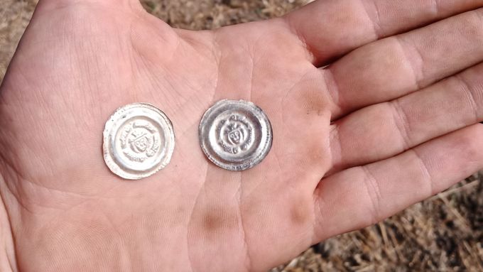 Mince s jednostrannou ražbou jsou ze skoro čistého stříbra.