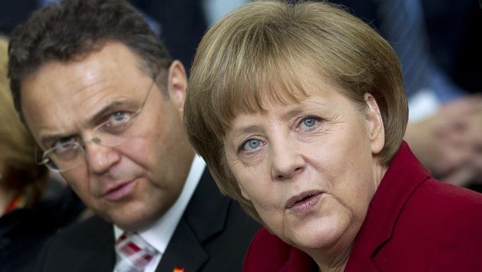 Hans-Peter Friedrich a Angela Merkelová.