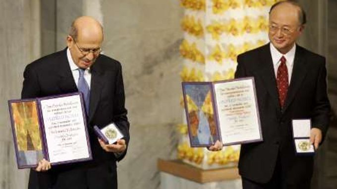 Nobelovou cenu za mír převzali Muhammad Baradej a Jukio Amano