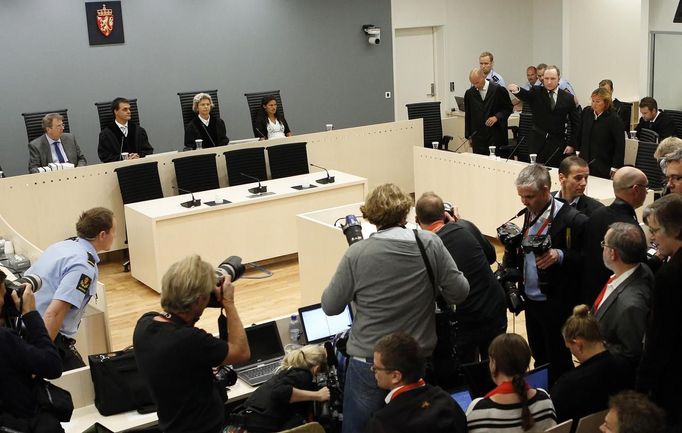 Norwegian mass killer Anders Behring Breivik (R) gestures as he arrives at the court room in Oslo Courthouse August 24, 2012. The Norwegian court found Breivik sane on Friday in the murder of 77 people in a gun and bomb massacre last year, sending him to jail for at least 21 years and dismissing the prosecution's request for an insane verdict. REUTERS/Cornelius Poppe/NTB Scanpix/Pool (NORWAY - Tags: CRIME LAW) Published: Srp. 24, 2012, 8:24 dop.