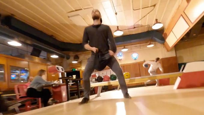 Lidé z Rally Studios z amerického Minneapolisu si dali velkou práci s natočením průletu baru s bowlingovými dráhami. Klip nasnímali v jednom záběru.