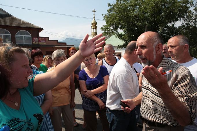 Demonstraci provází emotivní výměna názorů.