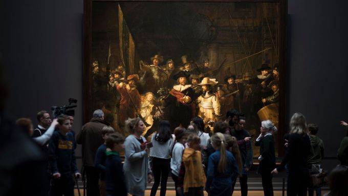 Návštěvníci si prohlížejí detail Rembrandtovy slavné Noční hlídky.