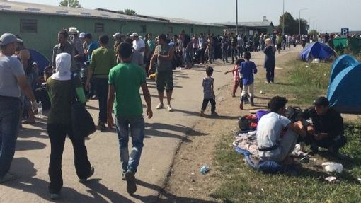 Uprchlíci v chorvatském Tovarniku čekají na autobus