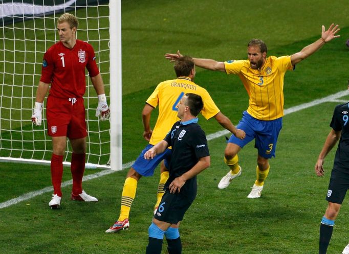 Švédský fotbalista Olof Mellberg se raduje z druhého gólu v síti Angličanů v utkání skupiny D na Euru 2012.