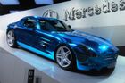 Zřejmě nejzářivější exponát měla automobilka Mercedes-Benz. Elektromobil SLS AMG stojí deset milionů a pohánějí ho čtyři elektromotory s celkovým výkonem 750 koní.