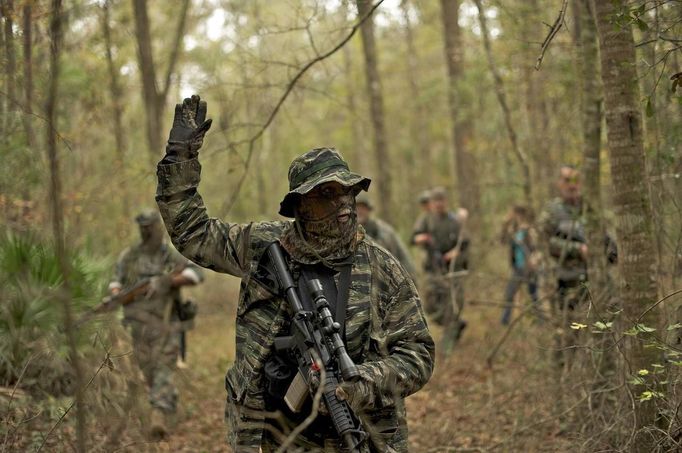 A member of the North Florida Survival Group carries an AR-15 rifle as he takes the point position in performing enemy contact drills during a field training exercise in Old Town, Florida, December 8, 2012. The group trains children and adults alike to handle weapons and survive in the wild. The group passionately supports the right of U.S. citizens to bear arms and its website states that it aims to teach "patriots to survive in order to protect and defend our Constitution against all enemy threats". Picture taken December 8, 2013. REUTERS/Brian Blanco (UNITED STATES - Tags: SOCIETY POLITICS) ATTENTION EDITORS: PICTURE 11 OF 20 FOR PACKAGE 'TRAINING CHILD SURVIVALISTS' SEARCH 'FLORIDA SURVIVAL' FOR ALL IMAGES Published: Úno. 22, 2013, 1 odp.