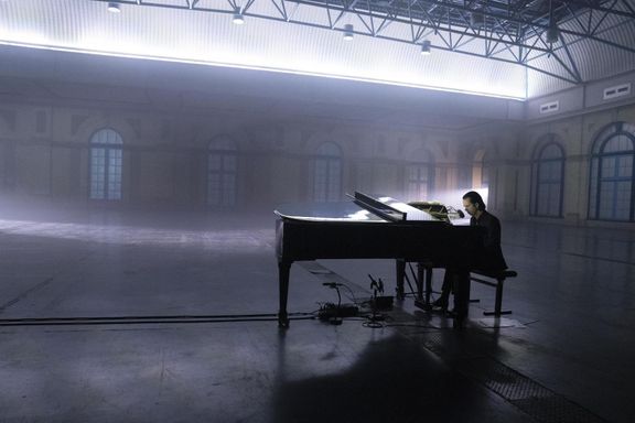 Nick Cave při natáčení v Alexandra Palace.
