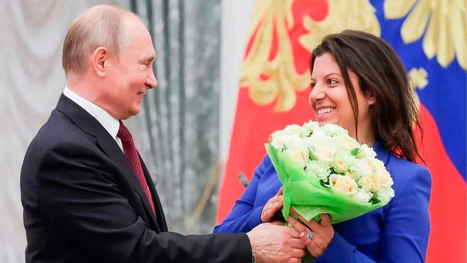 Putinova hlavní propagandistka Margarita Simonyanová, která přirovnala Donalda Trumpa k vykladači tarotových karet.