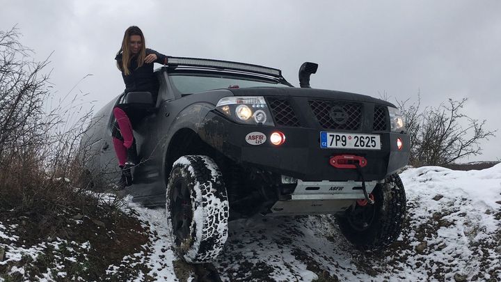 Čeští cestovatelé vyráží po stopách Zikmunda a Hanzelky autem závodníka Lopraise; Zdroj foto: Expedice Z101