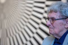 Ve věku 96 let zemřel výtvarník Milan Dobeš, vystavoval i s Warholem