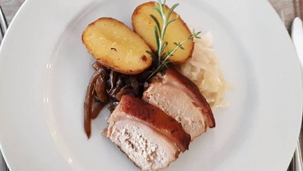 Ochutnejte selátko z Krkonoš. Se zelím, cibulkou, bramborem a budete se oblizovat