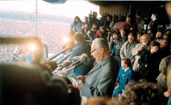 Alexandr Dubček hovoří z tribuny na Letné v Praze, kde se konala 25. listopadu 1989 jedna z velkých demonstrací proti komunistickému režimu.