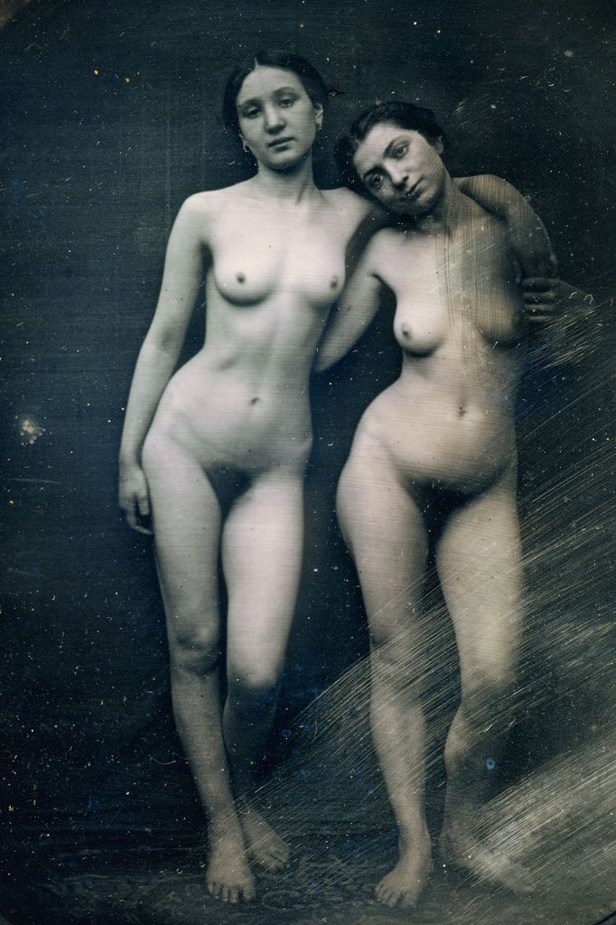 Félix Jacques Moulin: Dva stojící ženské akty, (daguerrotypie, cca 1850). Ze sbírek Metropolitního muzea v New Yorku, Rubelova sbírka).