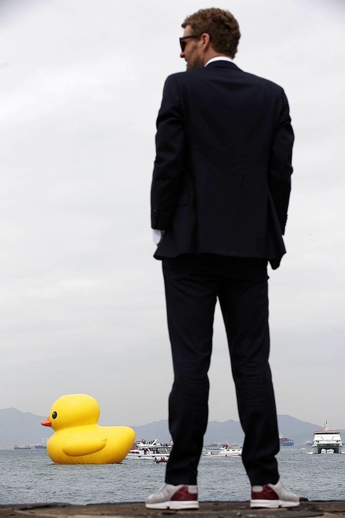 Florentijn Hofman's Floating Duck Sculpture Arrives In Hong Kong HONG KONG - MAY 02: Dutch conceptual artist, Florentijin Hofman looks at his floating duck sculpture called "Spreading Joy Around the World" as it is being towed into Victoria Harbour on May 2, 2013 in Hong Kong. The "Rubber Duck", which is 16.5 meters high, will be in Hong Kong from May 2 to June 9. Since 2007, "Rubber Duck" has been traveling to 10 countries and 12 cities. (Photo by Jessica Hromas/Getty Images)