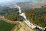 Úsek zprovozněný z drtivé části již v roce 2006 je dlouhý 42 kilometrů. Je to moderní dálnice a vedou přes ní i mosty pro zvěř.
