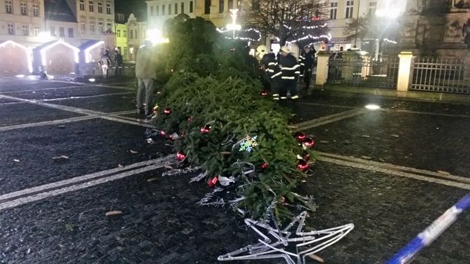 Vánoční strom na náměstí v České Lípě povalil silný vítr.