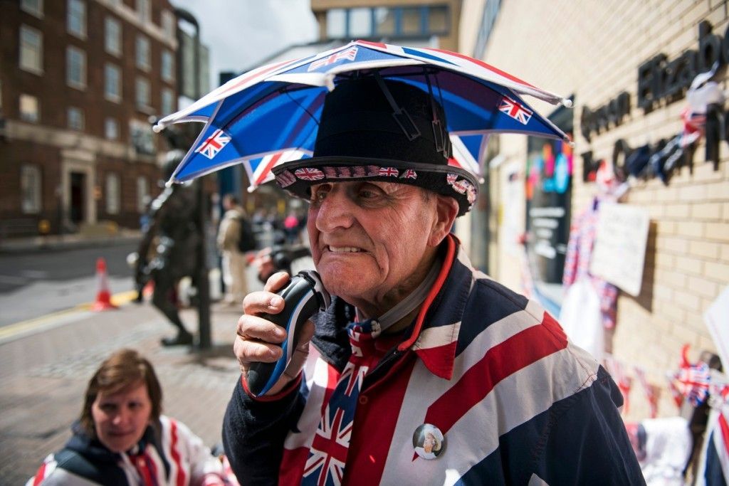 Fanoušci královské rodiny před nemocnicí St Mary v Londýně