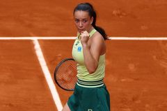 Stejná šatna, vlastní postel a husí kůže na kurtu. Rozjetá Valentová sahá po stovce