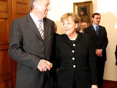 Angela Merkelová a Mirek Topolánek budou stát na summitu proti sobě.
