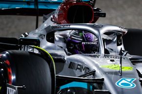 Mercedes zaskočil při testech soupeře inovacemi, Vettel svojí helmou Kypr