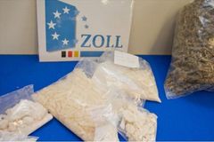 Policisté obvinili 19 lidí z výroby pervitinu. Našli 50 kilogramů drogy a 11 milionů korun